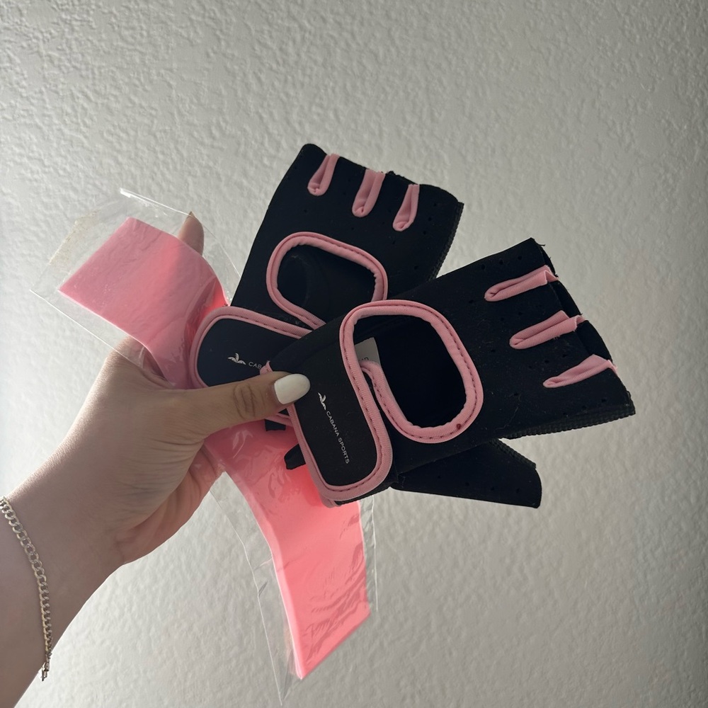 Workout gloves with pink band